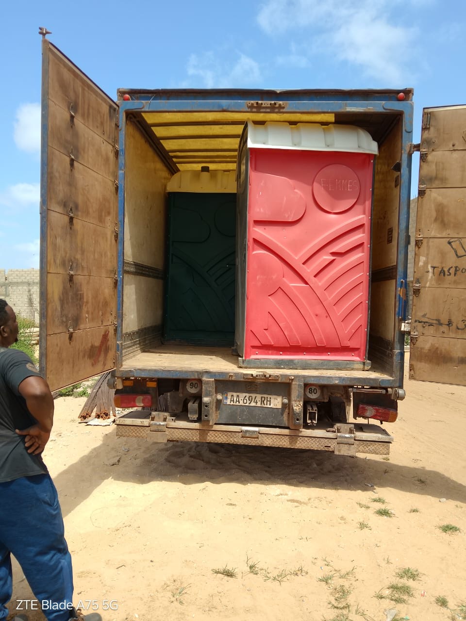Camion de livraison chargé